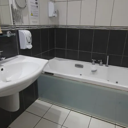 Logis Centrotel Et Bulles D'allier Otel 3*
