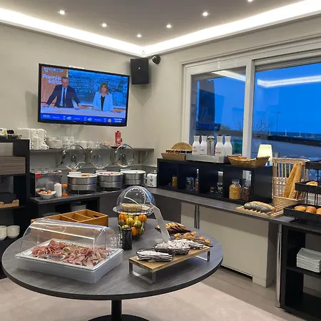 Logis Centrotel Et Bulles D'allier Отель Монмаро