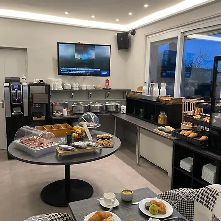 Hotel Logis Centrotel Et Bulles D'allier Montmarault