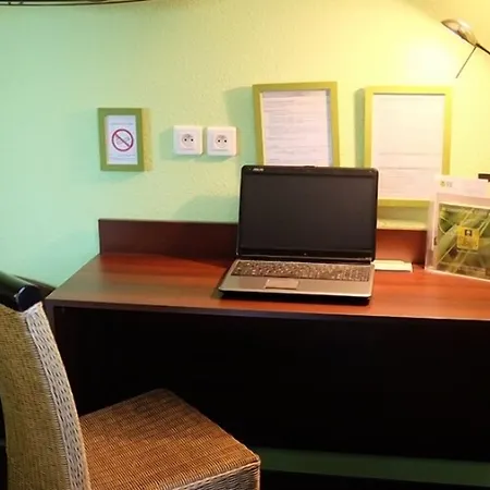 Hotel Logis Centrotel Et Bulles D'allier 3*