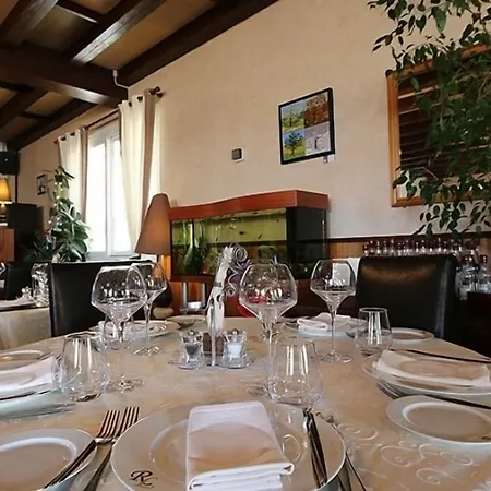 Отель Logis Centrotel Et Bulles D'allier Монмаро