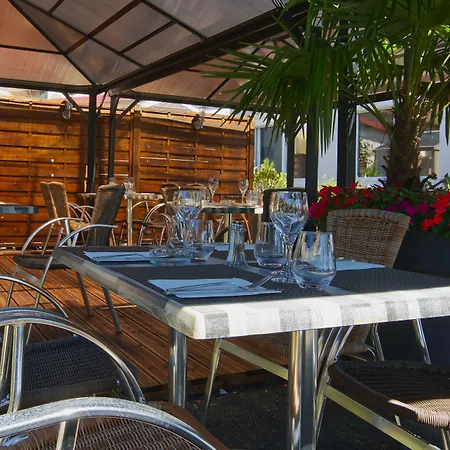 Hotel Logis Centrotel Et Bulles D'allier 3*