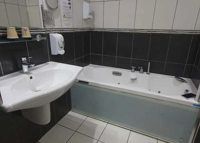 Logis Centrotel Et Bulles D'allier Отель 3*