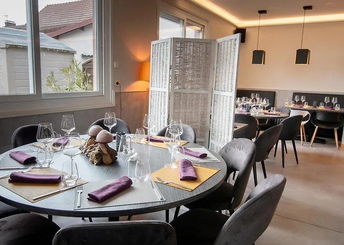 Отель Logis Centrotel Et Bulles D'allier 3*