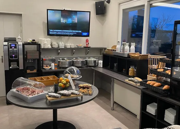 Отель Logis Centrotel Et Bulles D'allier Монмаро