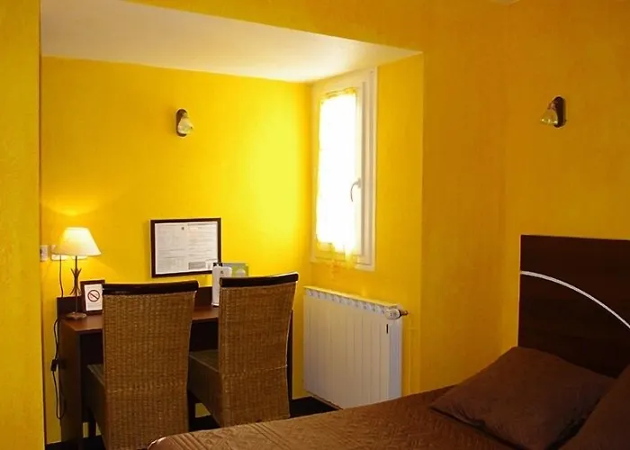 Logis Centrotel Et Bulles D'allier Отель Монмаро