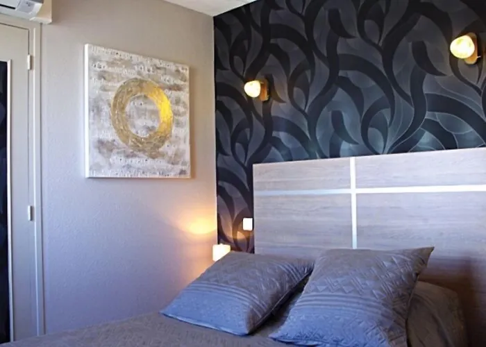 Отель Logis Centrotel Et Bulles D'allier Монмаро