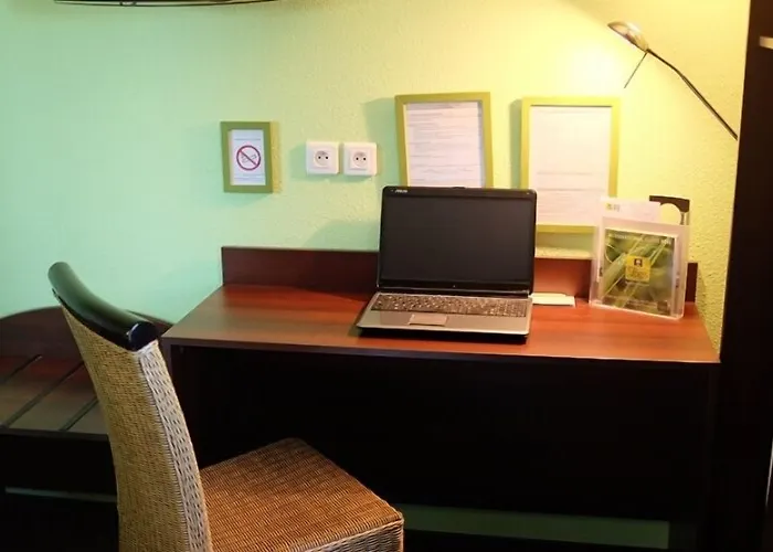 Отель Logis Centrotel Et Bulles D'allier 3*