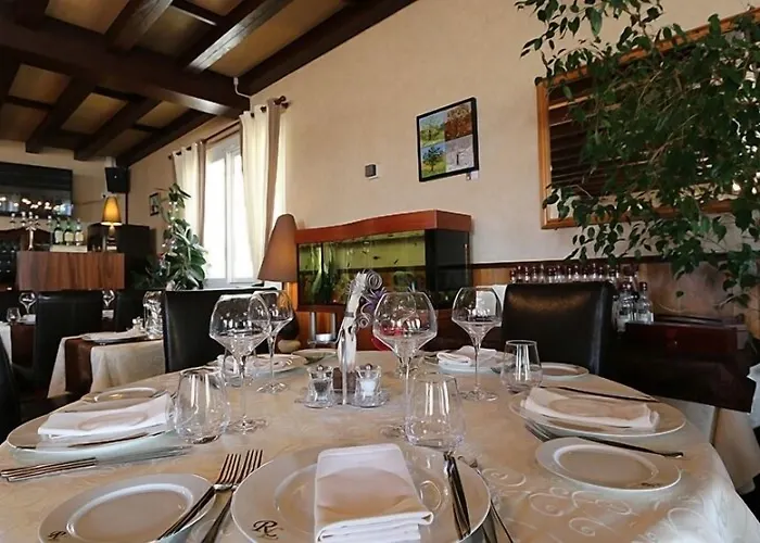 Отель Logis Centrotel Et Bulles D'allier Монмаро