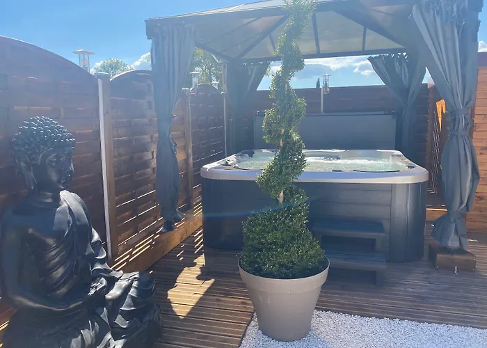 Hotell Logis Centrotel Et Bulles D'allier Montmarault