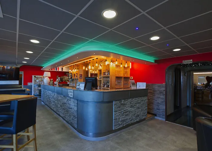 Logis Centrotel Et Bulles D'allier Отель 3*