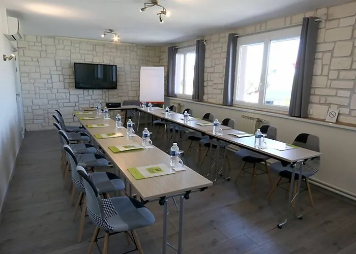 Logis Centrotel Et Bulles D'allier Отель