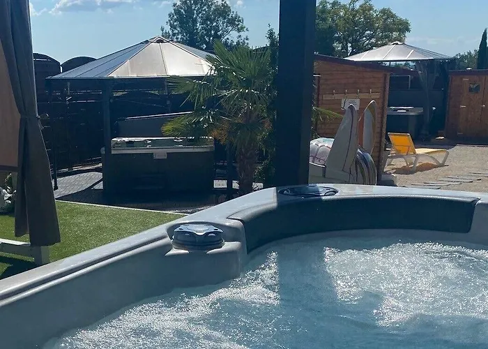 Logis Centrotel Et Bulles D'allier Отель 3*