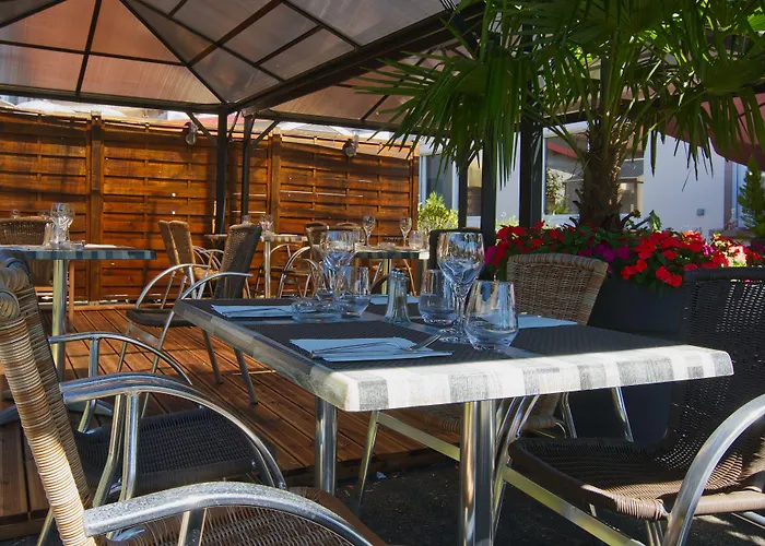 Hotell Logis Centrotel Et Bulles D'allier 3*