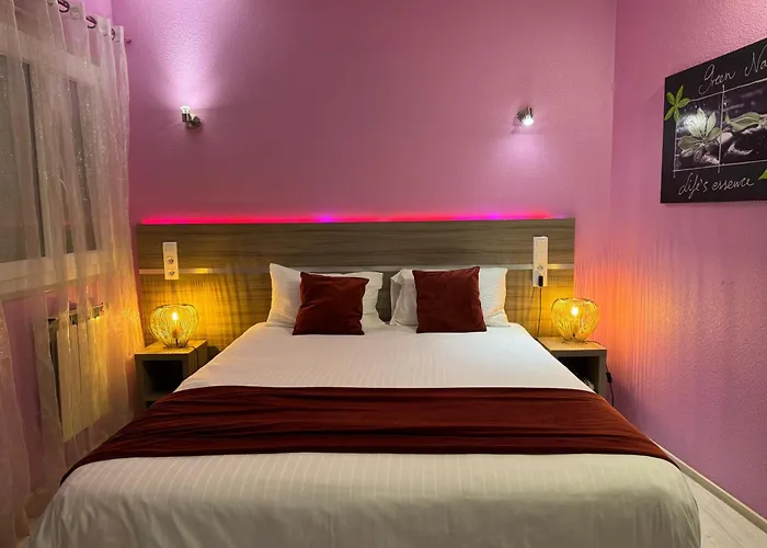 Logis Centrotel Et Bulles D'allier Отель