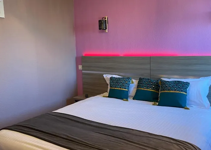 Отель Logis Centrotel Et Bulles D'allier Монмаро