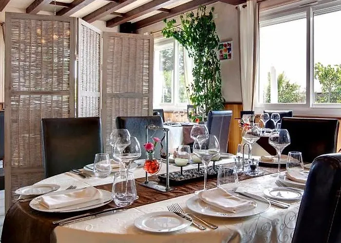 Hotell Logis Centrotel Et Bulles D'allier 3*